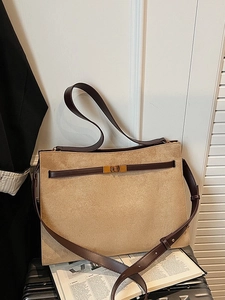 Grand sac cabas en daim kaki avec lanières en cuir marron et fermoir rotatif doré