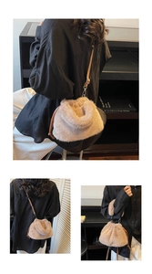 Détail du sac seau en peluche avec texture en fausse fourrure et cordon en cuir réglable