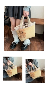 Detail der Wildleder-Tasche mit cremefarbenem Lammfellbesatz und braunem Bärenanhänger