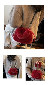 Détails du sac seau en peluche rouge avec fermeture à cordon et boucles métalliques