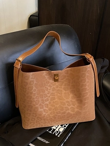 Women Large Capacity Leopard Print Tote Bag Suede Texture PU Bucket Bag With Metal Lock Single Shoulder Commuting Handbag