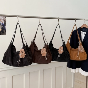 Bolsos tote grandes de ante en varios colores con un encantador colgante de oso