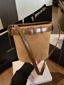 Sac seau chic en daim marron avec bandoulière en cuir et boucle en métal argenté