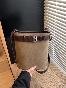 Sac seau chic en daim marron avec lanière en cuir et boucle en métal pour femmes