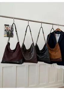 Detail von gesteppten Hobo-Taschen mit Kettenriemen in Weinrot, Kaffee, Schwarz und Hellbraun
