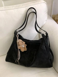 Bolso tote retro grande en cuero mate negro con un bonito colgante de oso