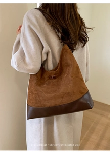 Detail der Vintage-Wildledertasche mit Steppmuster und goldener Kettenschulter