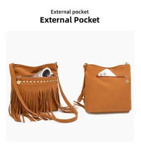 Détails d'un sac cabas en daim marron avec franges et poche arrière extérieure fonctionnelle