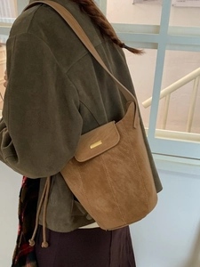 Sac Seau en Cuir PU Vintage pour Femmes Texture Daim Dépoli Sac à Épaule Rétro Simple Sac à Bandoulière avec Boucle Métal