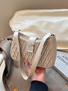 Elegante borsa a tracolla beige con trama intrecciata e fibbia quadrata argento