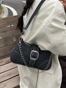 Borsa sottobraccio in denim nero vintage con cuciture bianche e fibbia in argento