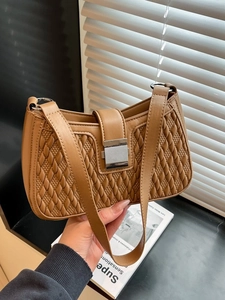Elegante borsa sottobraccio color cammello con trama intrecciata e fibbia argentata