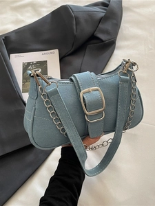Borsa a spalla in denim azzurro con catena argento e fibbia in metallo stile Y2K