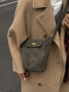 Sac seau minimaliste en daim mat gris foncé avec boucle dorée pour la mode d'automne