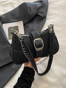 Borsa sottobraccio in denim nero retrò con cuciture bianche, fibbia argento e catena