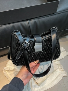 Borsa sottobraccio retrò in ecopelle nera con fibbia argentata e dettagli in trama tessuta