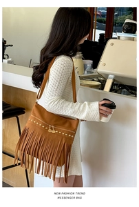 Détails du sac cabas vintage en daim marron avec clous dorés et franges stylées
