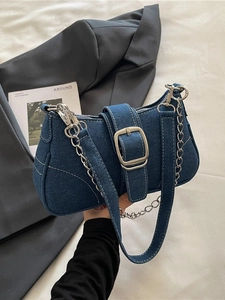 Borsa sottobraccio in denim blu scuro con cuciture bianche, fibbia e catena argento