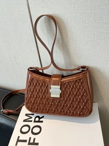 Borsa a spalla vintage marrone intrecciata con fibbia in metallo argentato minimale
