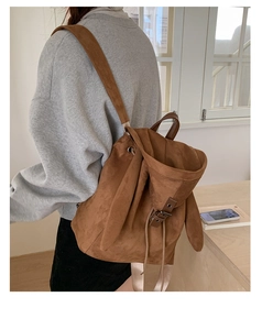 Mochila de gamuza marrón con orejas de conejo y detalle de hebilla con cordón ajustable