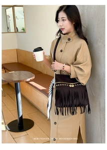 Détails du sac cabas en daim noir avec des franges et des clous carrés dorés élégants
