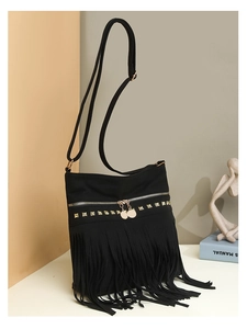 Détail du sac cabas noir avec de longues franges et des clous carrés dorés élégants