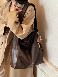 Sac Fourre-tout en Cuir PU Grande Capacité pour Femmes Sac à Épaule Rétro avec Pendentif Ours Sac Hobo Mode