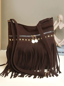 Sac fourre-tout en daim marron avec franges et clous dorés sur fond uni