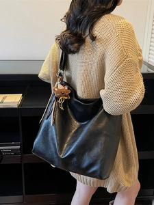 Sac hobo minimaliste en cuir noir pour femme avec un joli charm d'ours brun