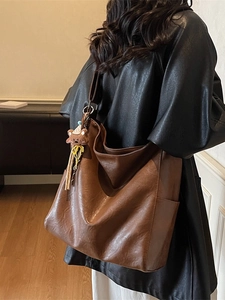 Sac fourre-tout rétro en cuir marron avec bandoulière large et breloque ours