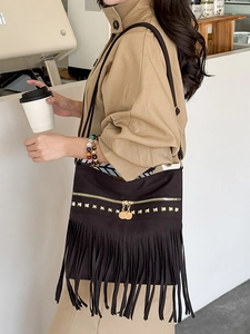 Grand sac cabas en suédine avec franges noires et clous dorés style bohème