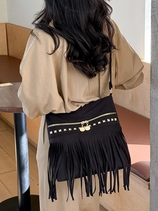 Sac fourre-tout noir à franges avec clous dorés pour femme au style rétro chic