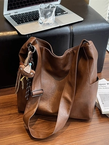 Grand sac cabas vintage en similicuir marron foncé avec un pendentif ours mignon