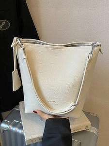 Vintage cream white bucket shoulder bag in pebbled leather for women office style