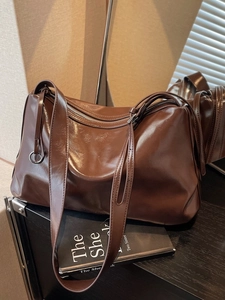 Retro dark brown large capacity faux leather tote bag with glossy finish for daily commute