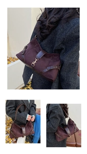 Détail du sac cabas en daim prune avec ferrures dorées et finitions en cuir élégant