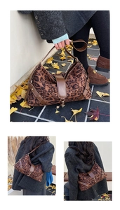 Vue détaillée du sac à main vintage léopard avec bandoulière en cuir et boucle métal
