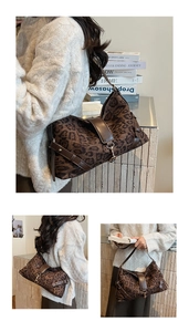 Détail du sac hobo léopard avec bandoulière en cuir marron et boucle métallique
