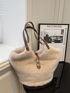 Large capacity autumn/winter faux fur tote bag with brown leather handles and silver metal lock