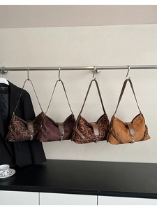 Détails des sacs à bandoulière vintage avec imprimé léopard et boucles métalliques