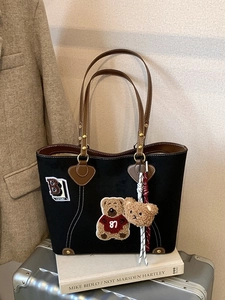 Dames Retro Imitatiesuède Tote Tas Grote Capaciteit Preppy Stijl Schoudertas Met Beer Patch Letter Borduurwerk Plüsch Hanger