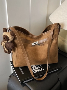 Vintage Suede Tote Bag Women Minimalist Shoulder Bag With Twist Lock Large Capacity Commuter Handbag Elegant Bear Charm Hobo Bag