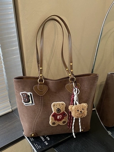 Bruine vintage suède tote bag met beertjesborduursel en een bijpassende pluche berenhanger