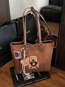Vintage bruine suède tote tas met cartoon beer patch en pluche beer sleutelhanger