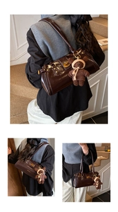 Dunkelbraune Baguette-Tasche aus Lackleder mit Metallverschluss und Bärenanhänger