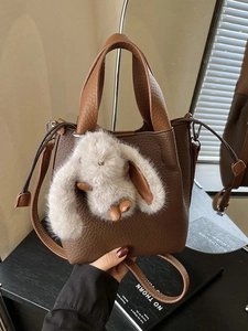 Sac seau en cuir grainé marron foncé avec charm lapin en peluche et bandoulière