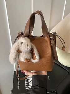 Sac seau en cuir marron avec breloque lapin en peluche et bandoulière réglable