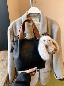 Sac seau chic noir et marron avec breloque lapin en peluche et bandoulière