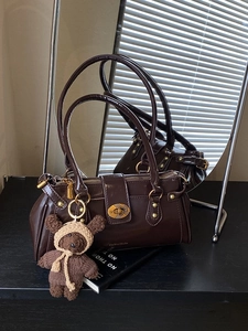 Retro dunkelbraune glänzende Baguette-Schultertasche mit Bärenanhänger und Golddetails