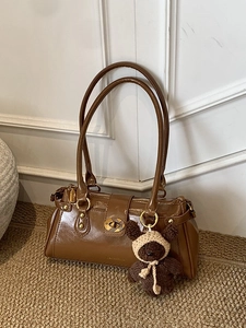 Braune Schultertasche aus Kunstleder mit Goldschnalle und Strickbär-Anhänger